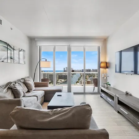 Waterfront 2 Bedroom Luxury Apartment With Ocean Views In Beachfront Resort